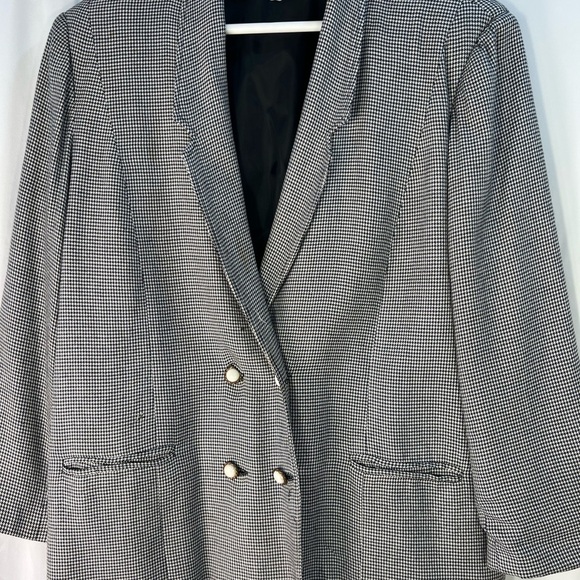 Elegant Black and White Checkered Blaze - Picture 9 of 14